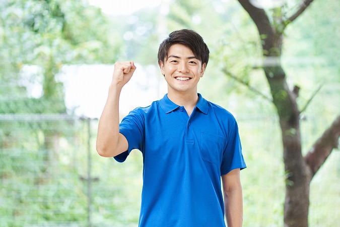 ブルーの服の男性